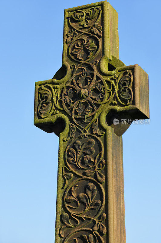 在苏格兰墓地雕刻的凯尔特十字架