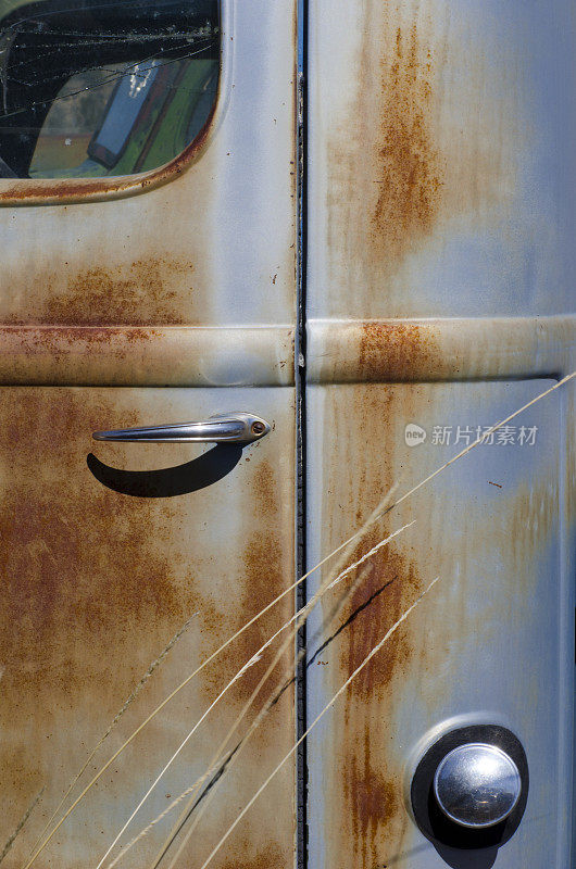 旧生锈的卡车门和汽油帽