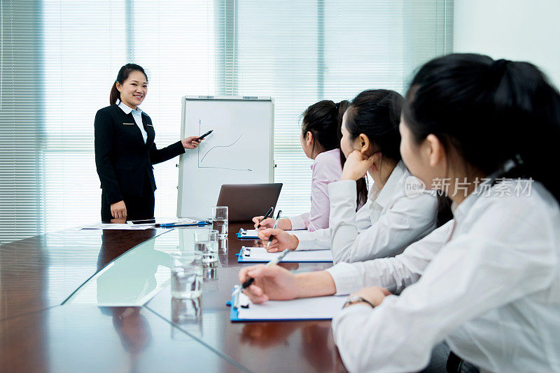 女商人在做演讲