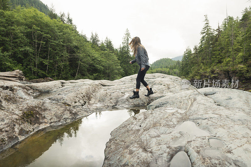 美国女子徒步旅行美丽的风景风景加拿大温哥华岛