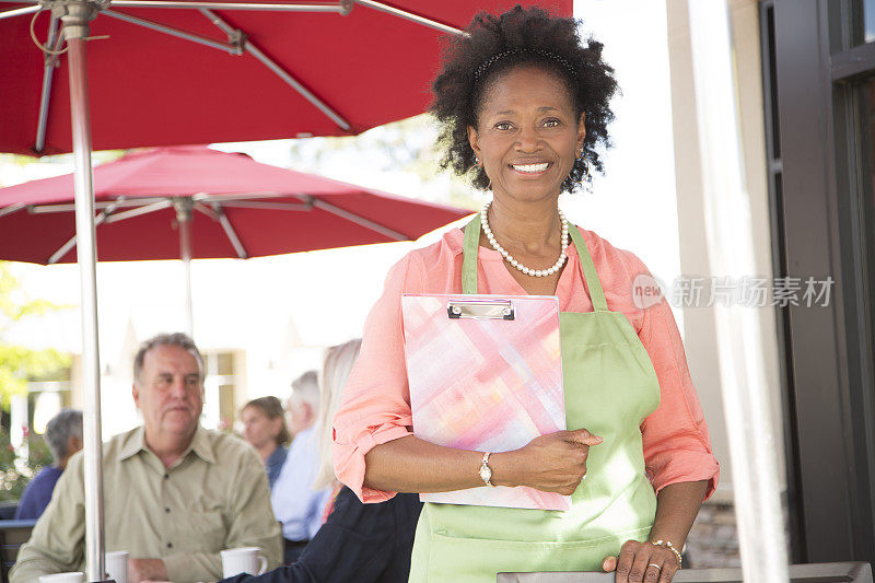 在咖啡馆或咖啡店工作的资深成年女性企业主。
