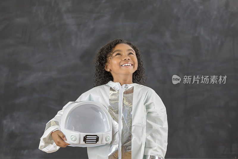 可爱的小学生在学校穿太空服