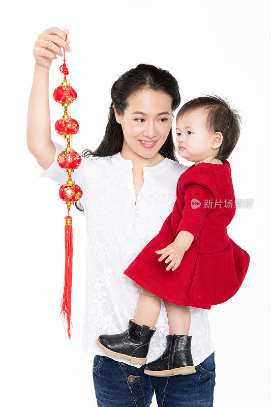 年轻的中国妈妈和她的宝贝女儿玩