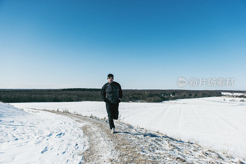 人在雪地里跑不动了