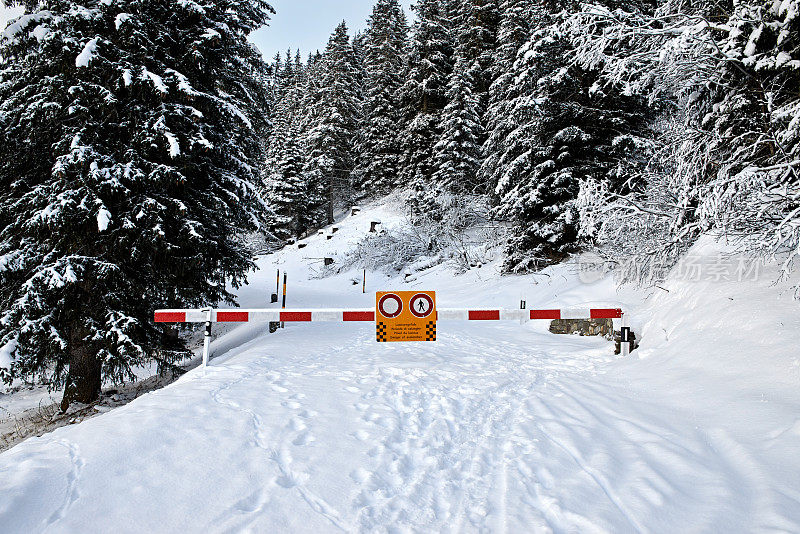 山路因大雪而关闭