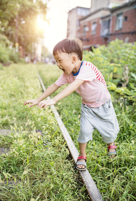 孩子们在跑道上玩耍