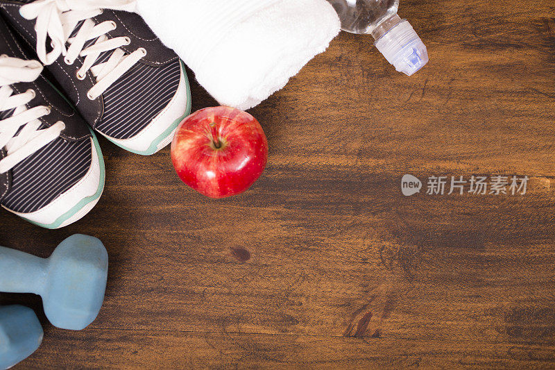 健身，运动主题场景与重量，运动鞋，苹果。