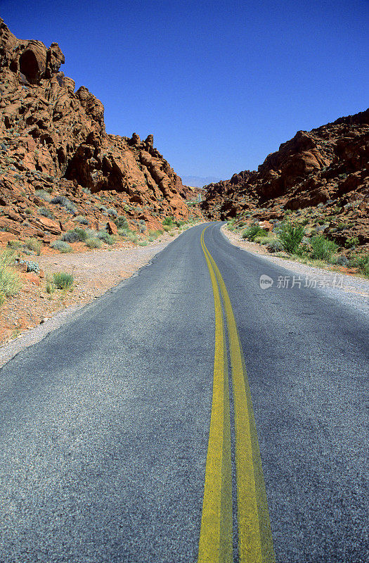 弯曲的沙漠公路