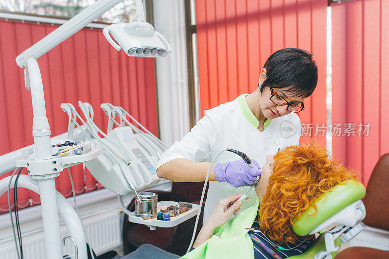 牙医和病人在牙科诊所