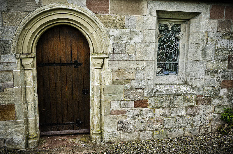 英国中世纪教堂门的入口和窗户