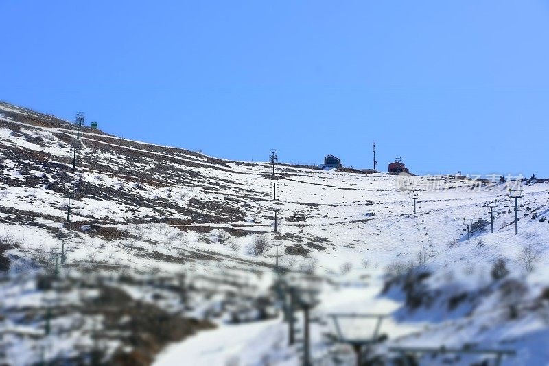 人们上山滑雪