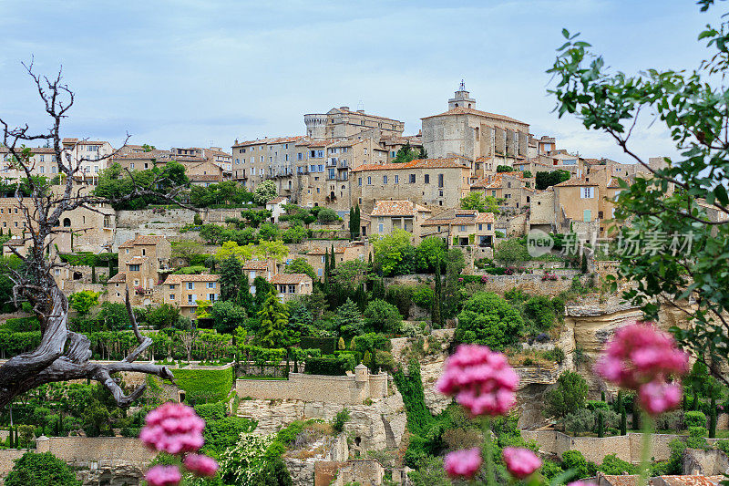 Gordes:风景如画的法国中世纪村庄，位于Vaucluse区