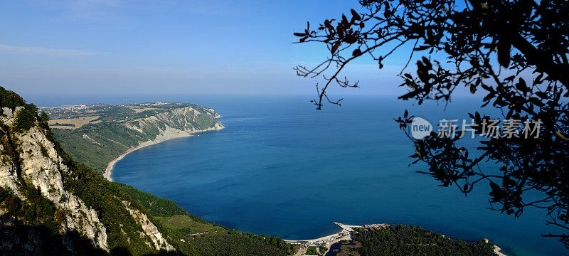 海湾的全景