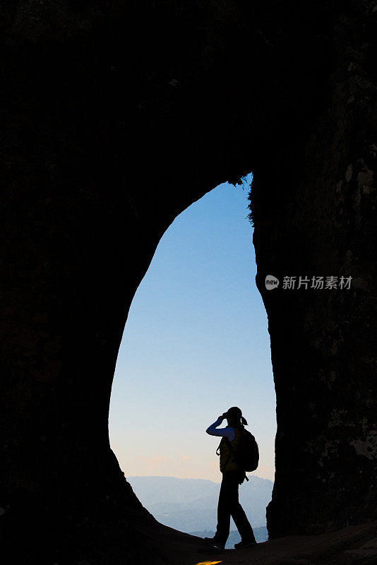 女人徒步旅行