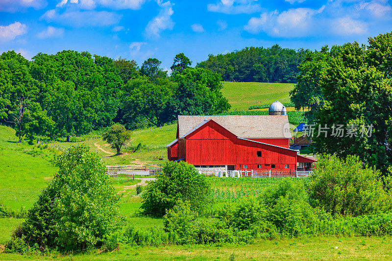 俄亥俄州农场，春日起伏的山丘和红色的谷仓