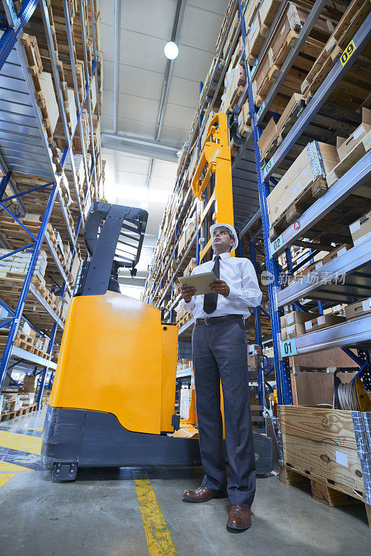 经理站在仓库过道上