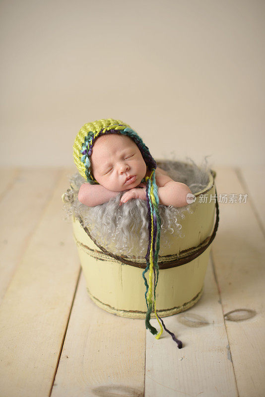 新生儿睡在桶里