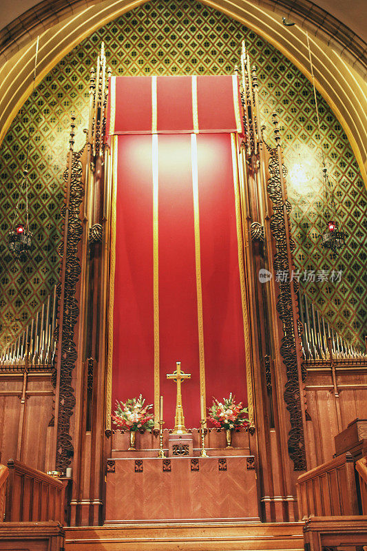 老木制卫理公会基督教祭坛，金十字架