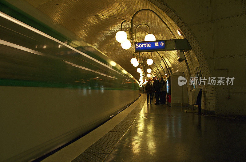 快速地铁通过站台。
