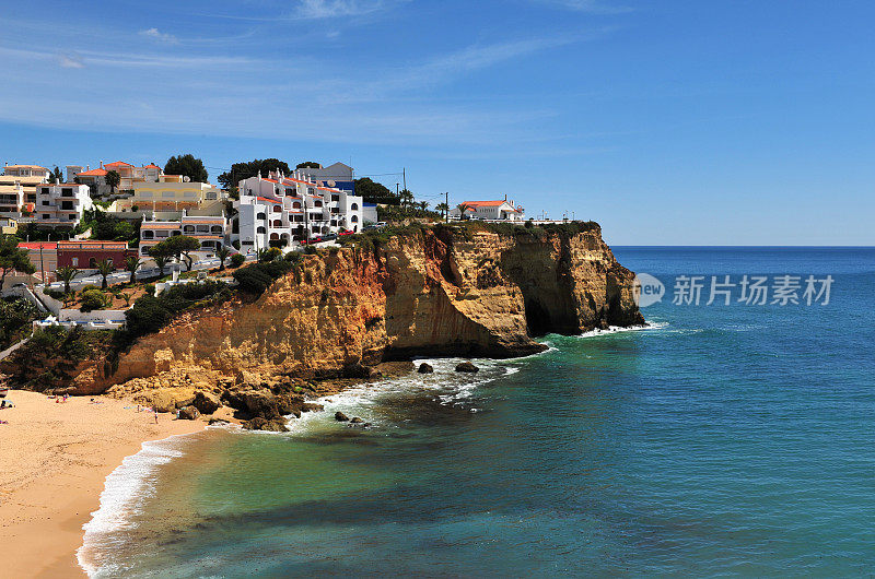 葡萄牙阿尔加维的卡沃埃罗海滩和小镇