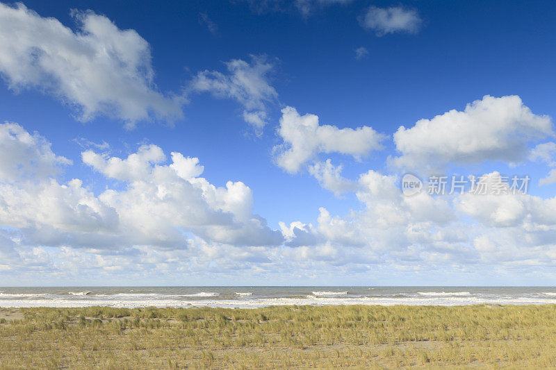 荷兰海岸沙丘上空的壮观天空