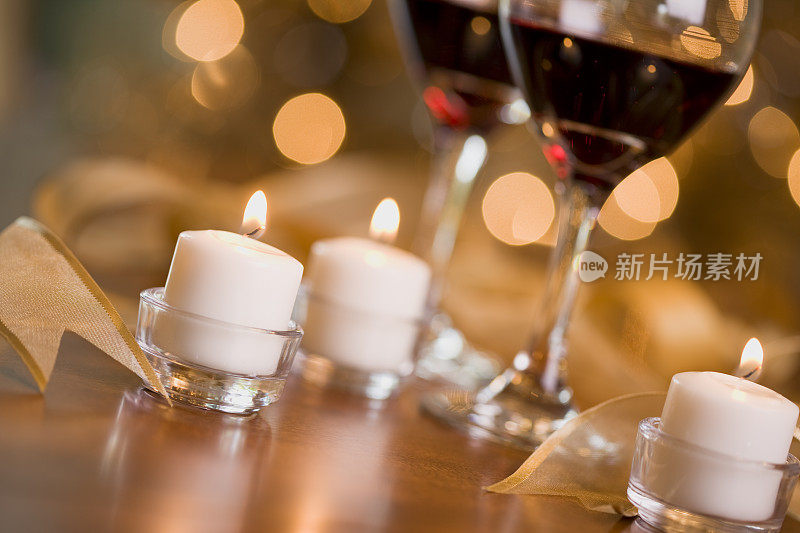 葡萄酒和圣诞彩灯