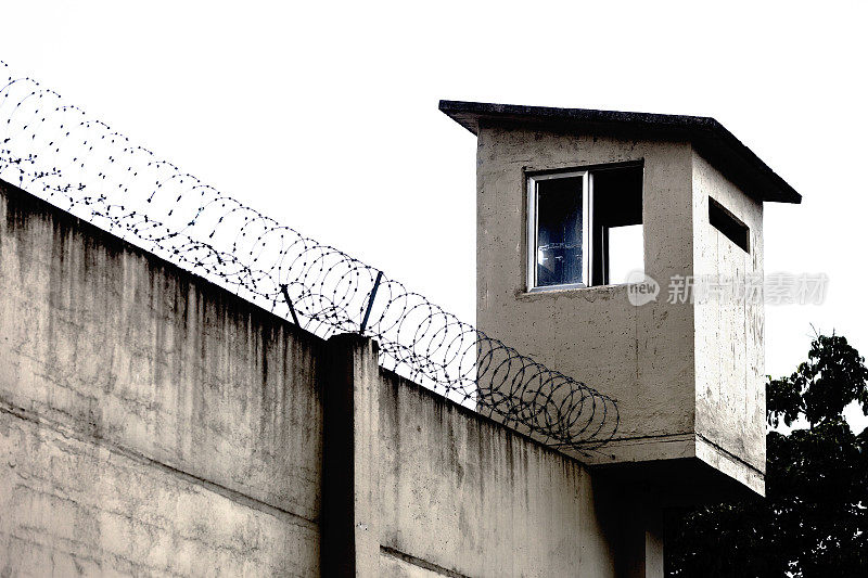 监狱的围墙上有铁丝网