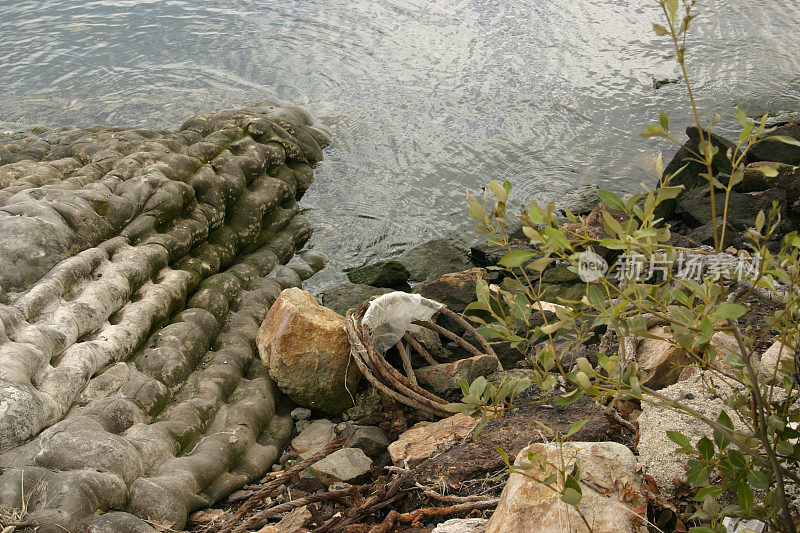 河岸与挡土墙和碎片