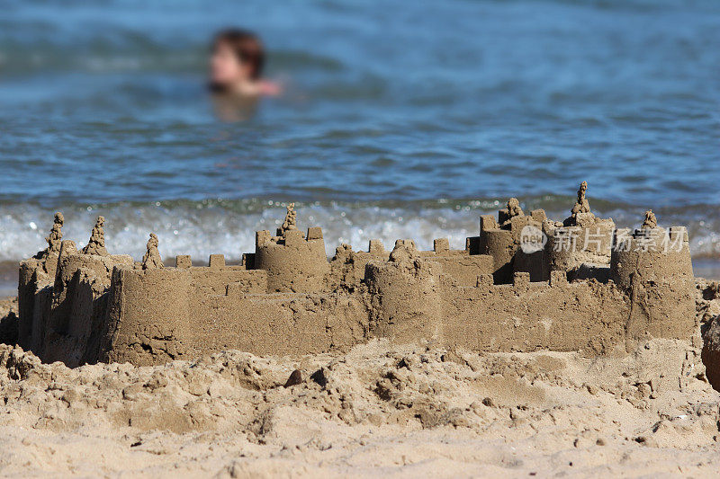 沙滩上的沙堡，在海边度假时建造的沙堡