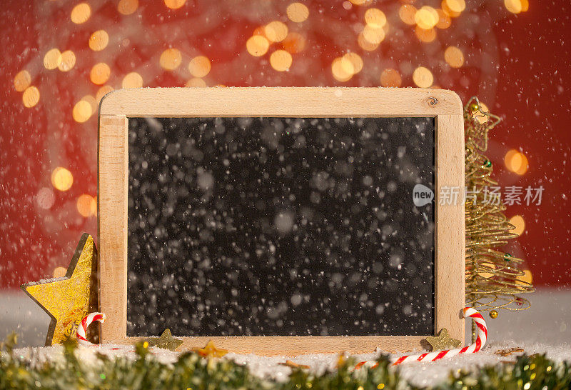 圣诞黑板与红色的散景灯背景