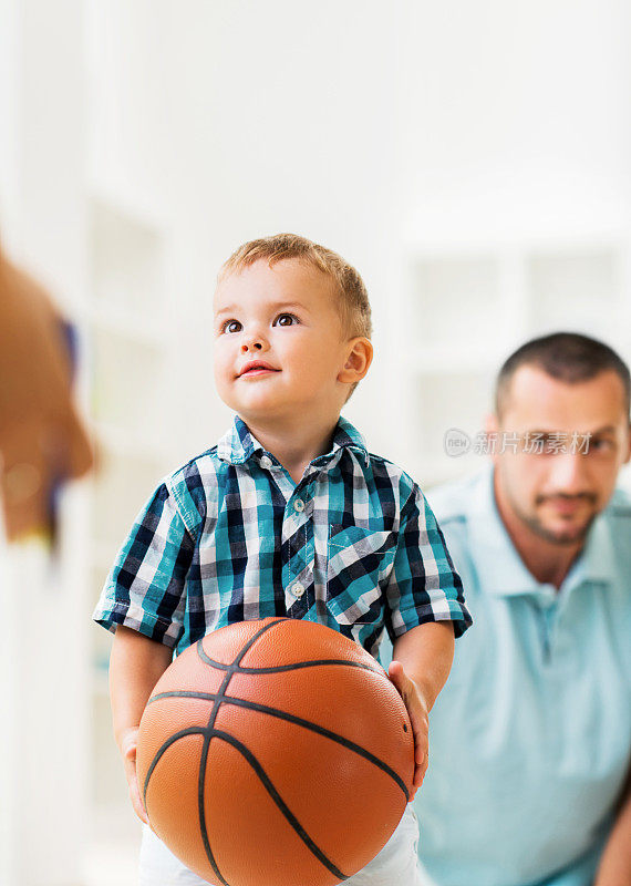 打篮球的小男孩。