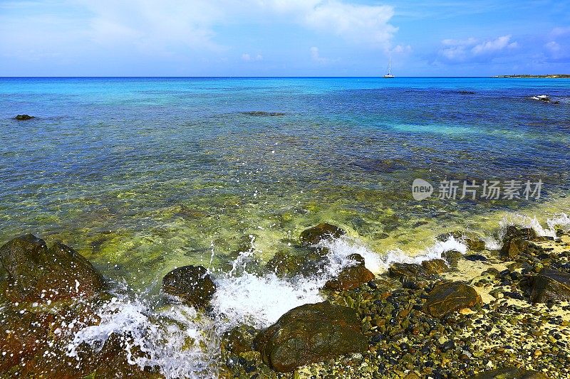 海浪撞击岩石，海滩与船，阿鲁巴-加勒比海