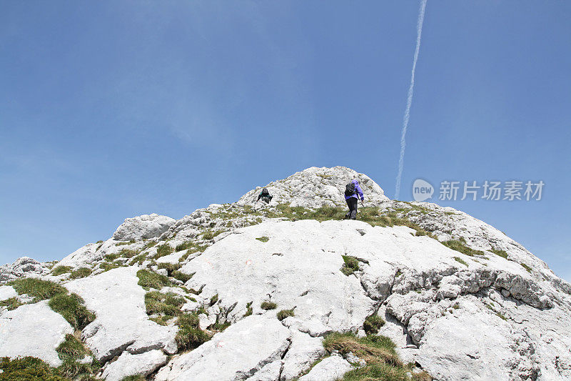 一群要去山顶的徒步旅行者