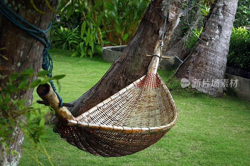 在竹吊床上放松，泰国