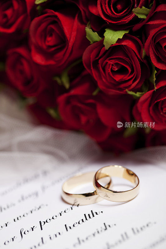 结婚誓言、戒指和花束