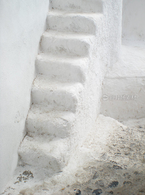 伊亚当地的白色台阶