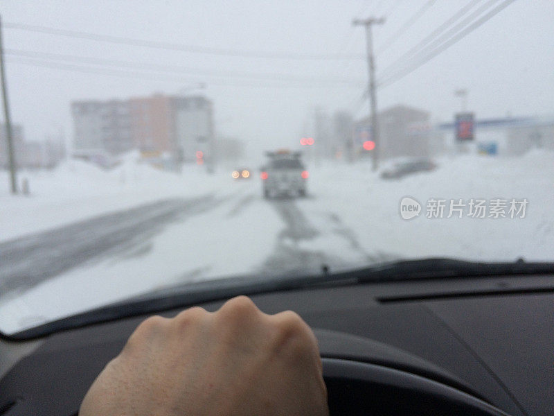 POV在暴风雪中开车