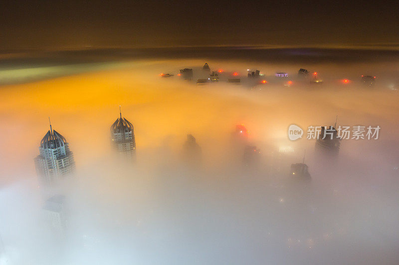 罕见的冬日晨雾笼罩着迪拜的摩天大楼。