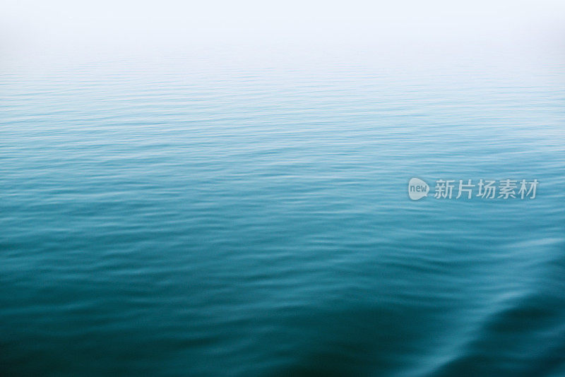 平静的深蓝色的湖
