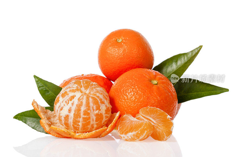 孤立在白色背景上的橙色小柑橘或柑橘