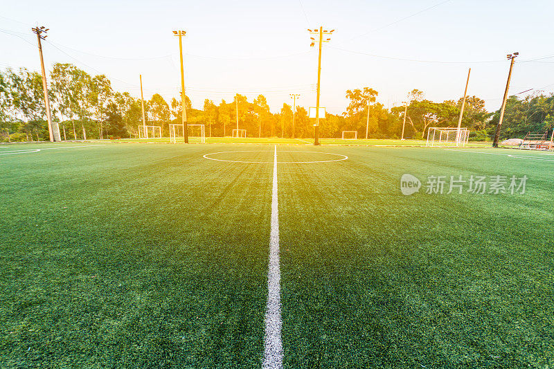 足球运动用的新鲜绿草的美丽图案，