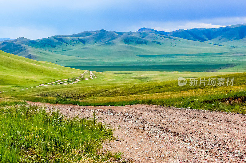 蒙古草原上弯弯曲曲的土路