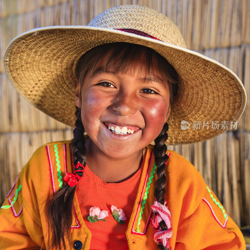秘鲁提提卡卡湖乌鲁斯浮动岛上的小女孩