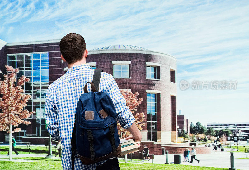 大学男生的后视图