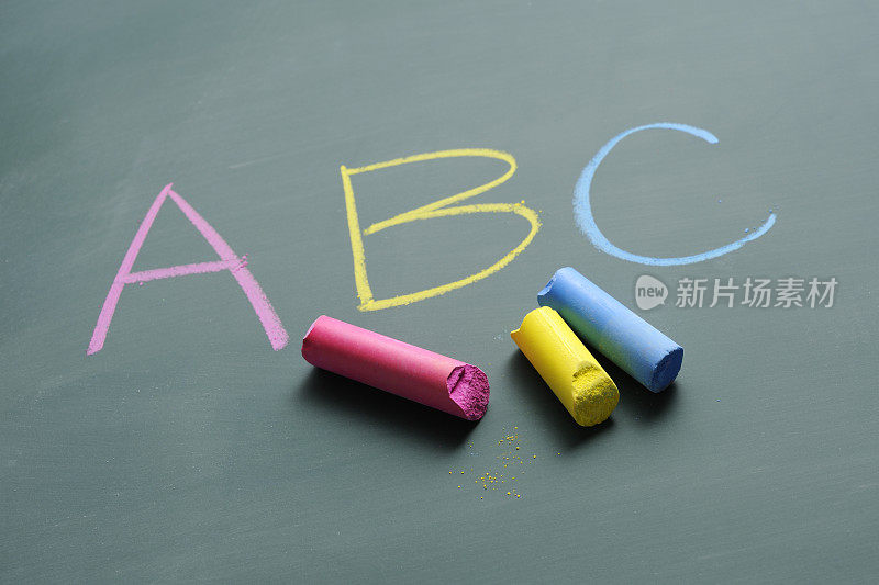 ABC用彩色粉笔写在黑板上。