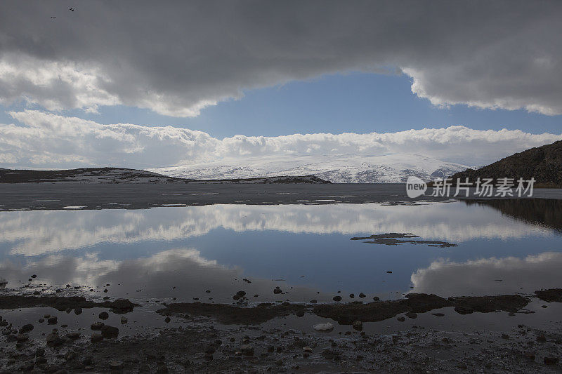 土耳其卡尔斯附近冰冻的西迪尔湖表面的倒影