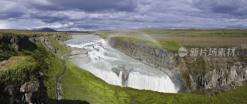 雷鸣般的急流，雾蒙蒙的彩虹，海湾瀑布，冰岛的旅游全景