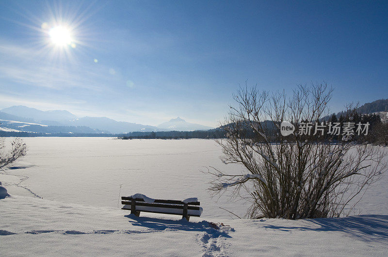 冬日白雪皑皑的山景