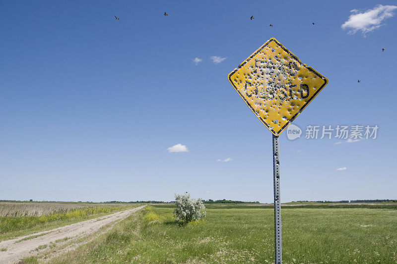 破坏道路封闭标志，留下许多弹孔