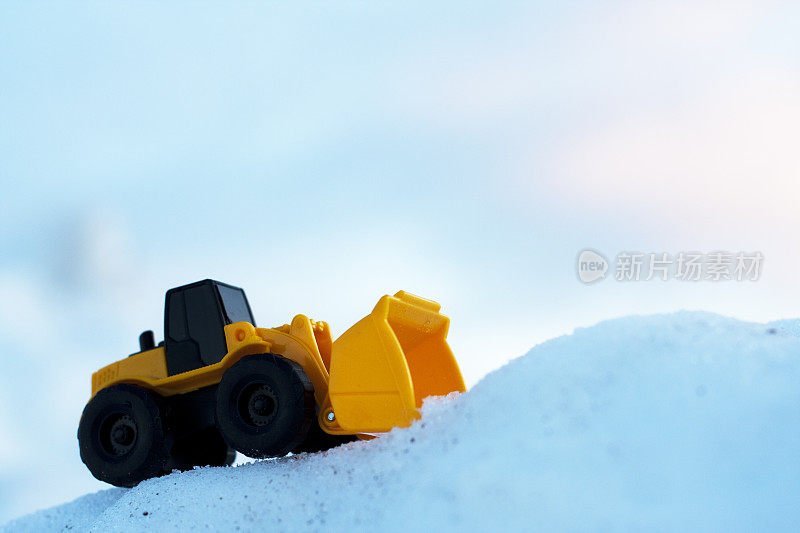 雪地里的玩具装载机